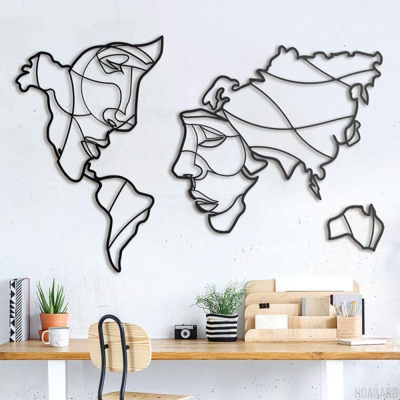 décorer un mur avec une carte du monde en métal en forme de visages