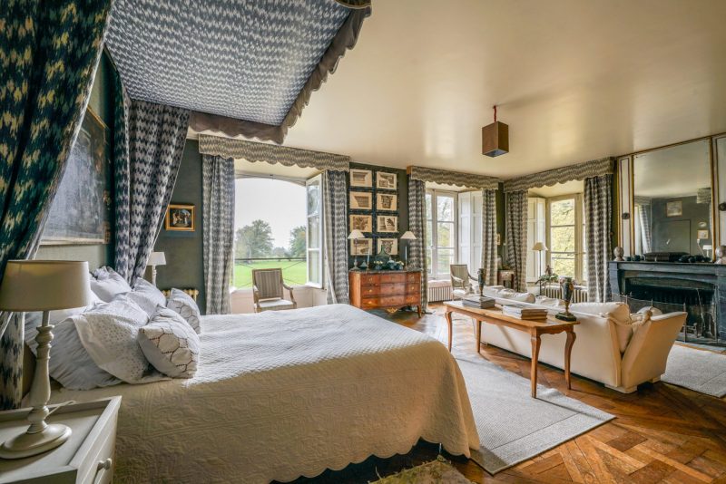 décoration victorienne dans une suite parentale avec grand lit et ornements aux murs