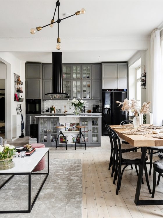 Une grande pièce de vie qui s'ouvre sur la cuisine, avec une déco de style indus