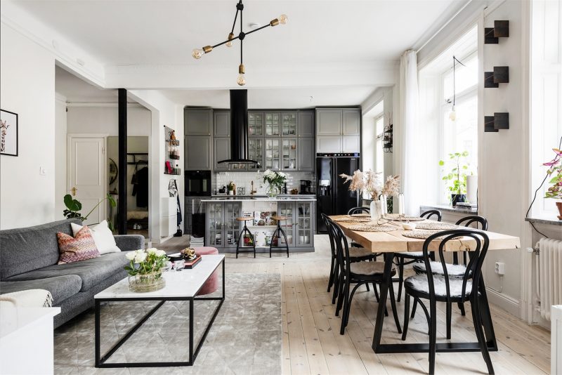 Une grande pièce de vie qui s'ouvre sur la cuisine, avec une déco de style indus