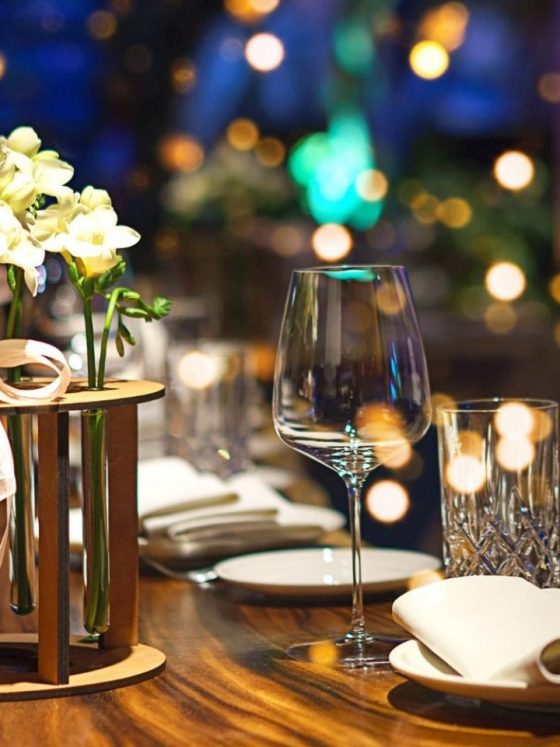 Un joli vase, de style épuré, avec des freesias, complète cette décoration de table nouvel an