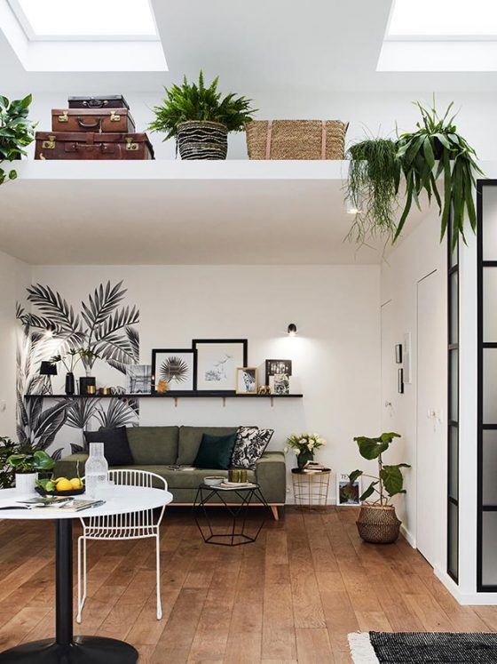 Aménager un studio avec une mezzanine pour y installer des rangements, et une paroi en verre opaque pour la salle de bains