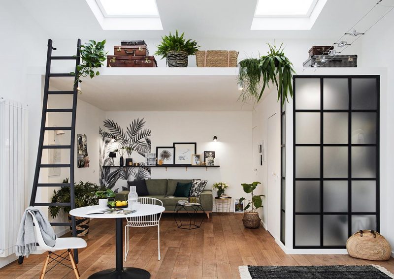 Aménager un studio avec une mezzanine pour y installer des rangements, et une paroi en verre opaque pour la salle de bains