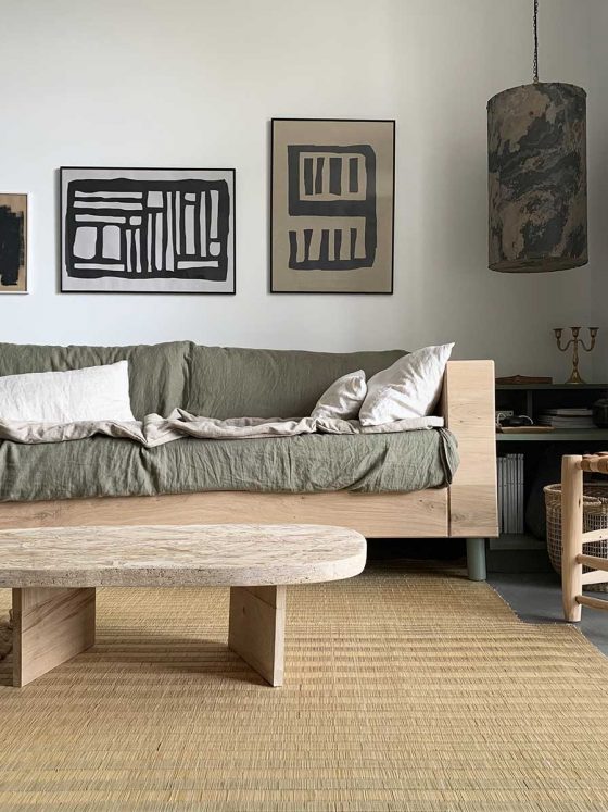 Cette table basse DIY est fabriquée avec des pieds en travertin et un plateau en pierre