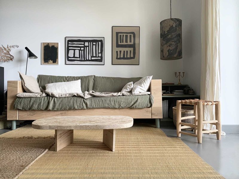 Cette table basse DIY est fabriquée avec des pieds en travertin et un plateau en pierre