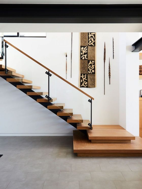 aménagement cage d'escalier dans un style industriel minimaliste