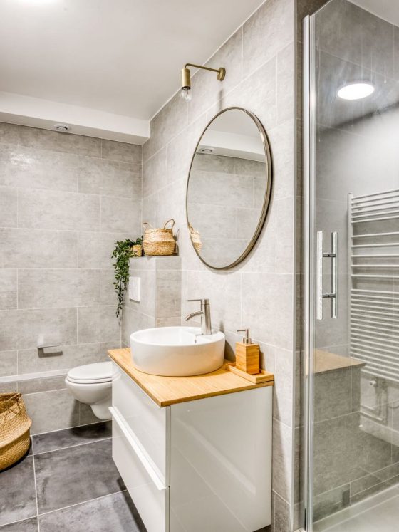 rangement petite salle de bains avec meuble sous vasque et panier en osier