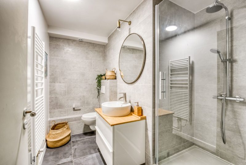 rangement petite salle de bains avec meuble sous vasque et panier en osier