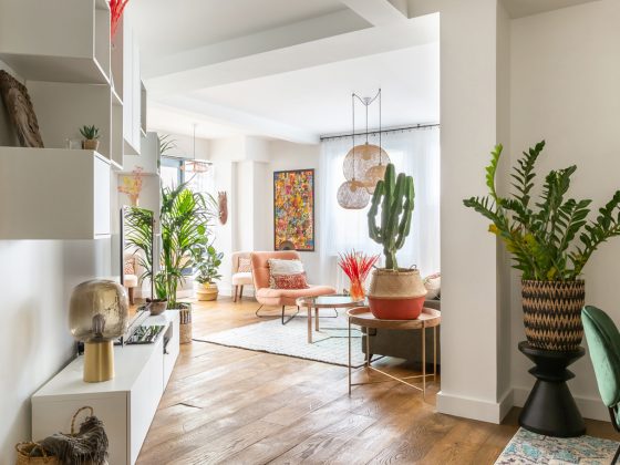 Changer de déco en optant pour des objets chinés et colorés, et des plantes