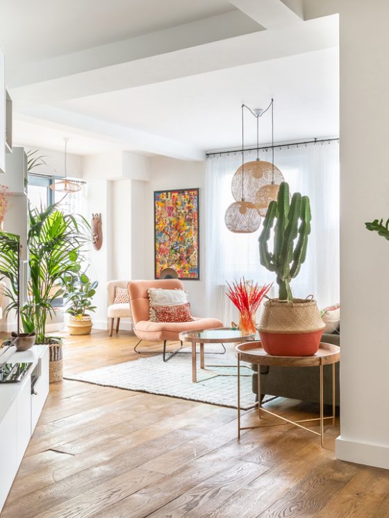 Changer de déco en optant pour des objets chinés et colorés, et des plantes