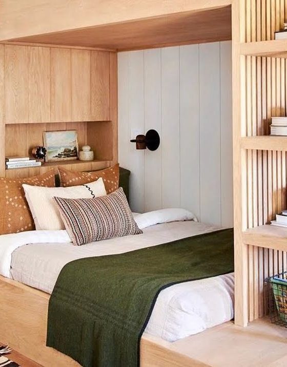aménager une petite chambre avec lit et rangements en bois sous une mezzanine