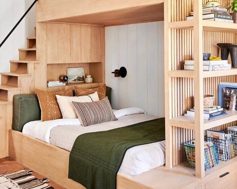 aménager une petite chambre avec lit et rangements en bois sous une mezzanine