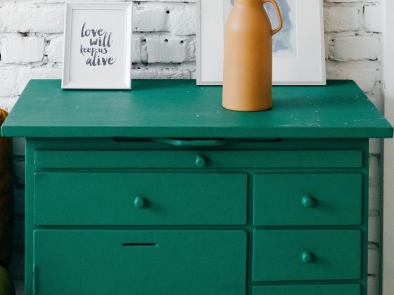 vieille commode rénovée avec de la peinture verte flashy