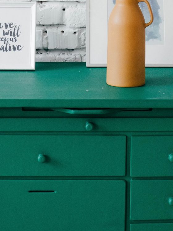 vieille commode rénovée avec de la peinture verte flashy