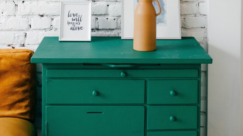 vieille commode rénovée avec de la peinture verte flashy