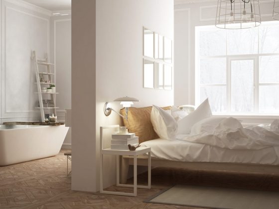 Une salle de bains ouverte dans la suite parentale, avec une baignoire séparée du lit par un mur