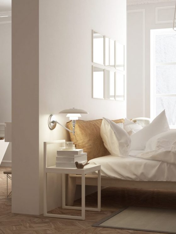 Une salle de bains ouverte dans la suite parentale, avec une baignoire séparée du lit par un mur