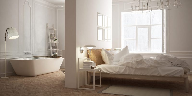 Une salle de bains ouverte dans la suite parentale, avec une baignoire séparée du lit par un mur