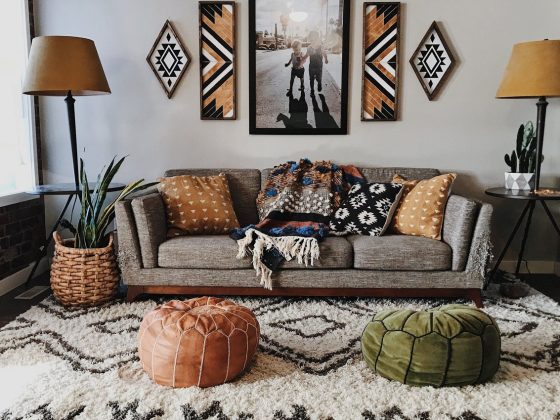 déco africaine dans ce salon décoré avec des poufs en cuir et des tableaux à motifs géométriques