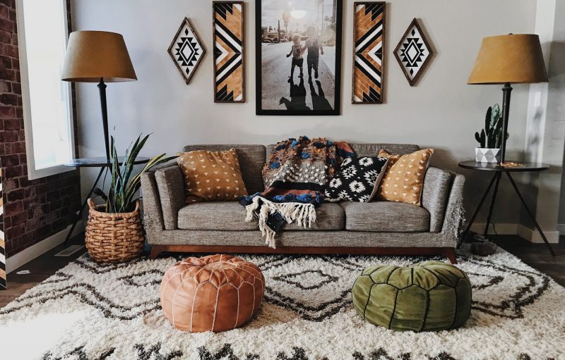 déco africaine dans ce salon décoré avec des poufs en cuir et des tableaux à motifs géométriques