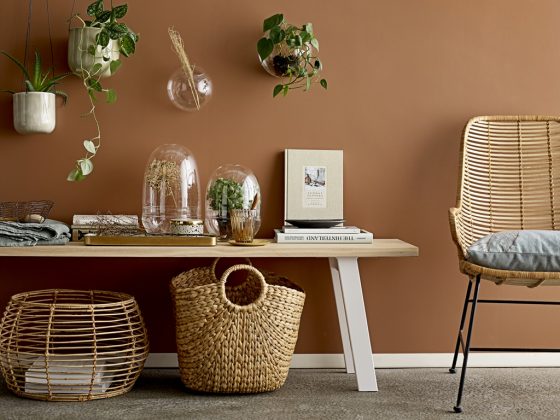 déco chaleureuse aux couleurs du printemps avec un mur beige et un fauteuil en osier