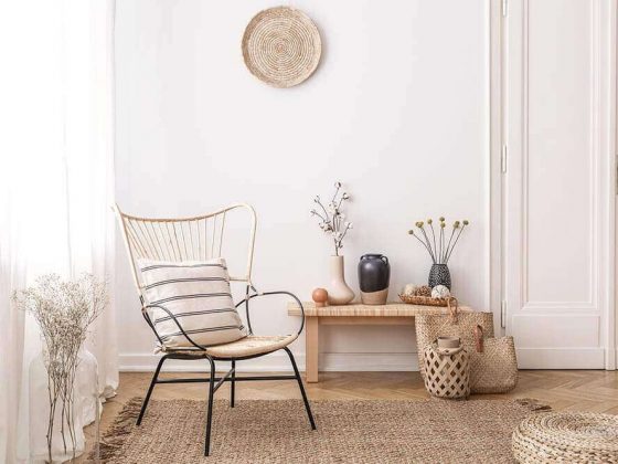 une pièce au style scandicraft avec un mobilier naturel dans une ambiance claire