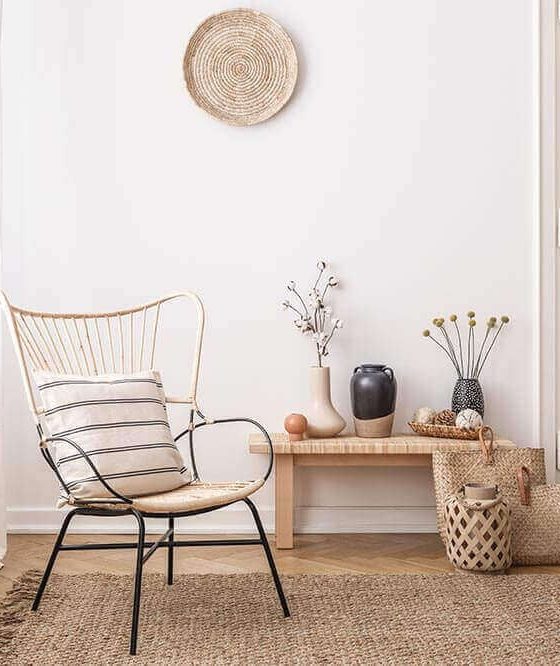 une pièce au style scandicraft avec un mobilier naturel dans une ambiance claire