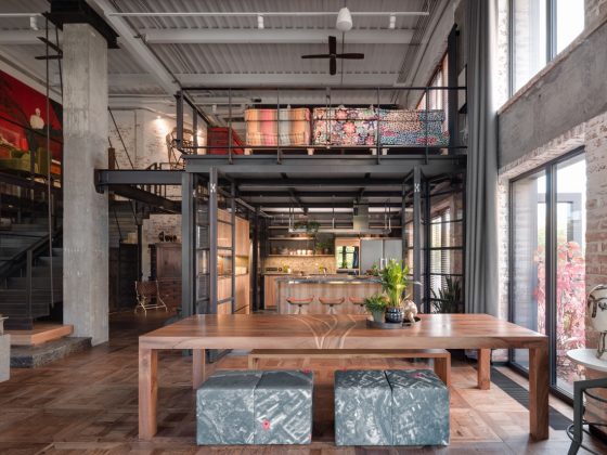 aménager un loft industriel dans une ancienne usine, avec de grands espaces, des matériaux bruts et des touches de couleurs vives