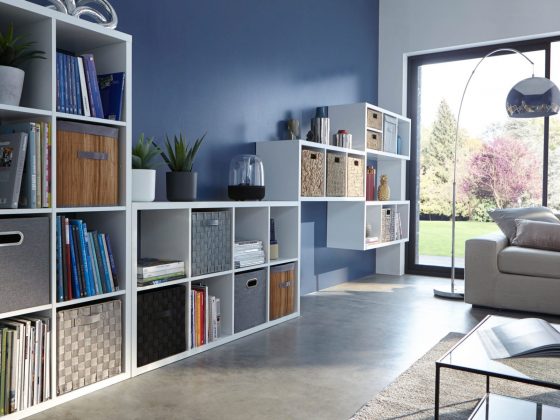 Une pièce de vie lumineuse, avec une bibliothèque étagère cube