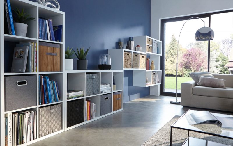 Une pièce de vie lumineuse, avec une bibliothèque étagère cube