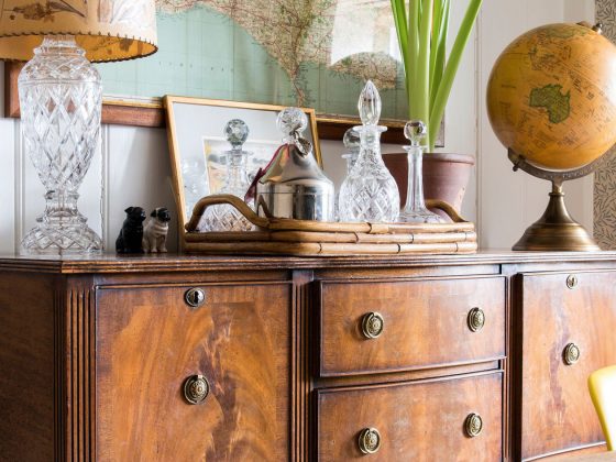 rénover un meuble en bois pour transformer en enfilade dans le salon