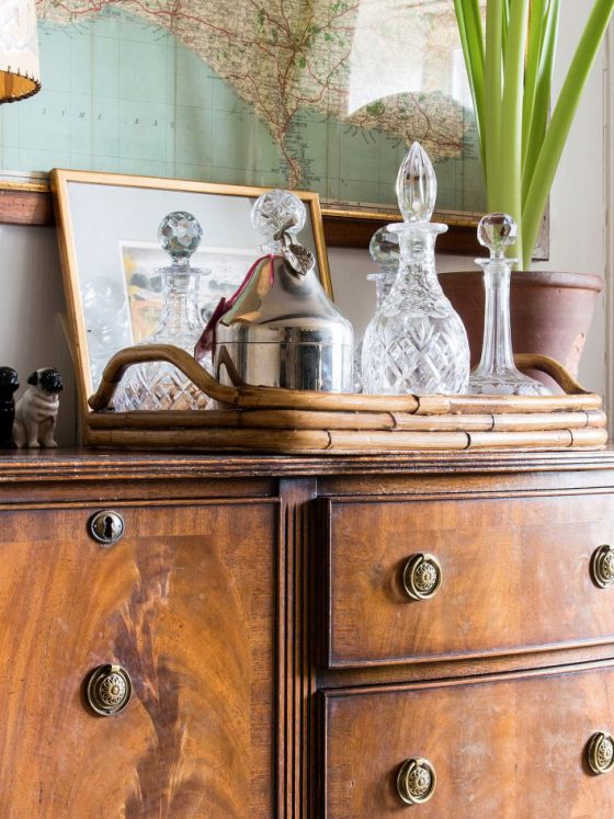 rénover un meuble en bois pour transformer en enfilade dans le salon