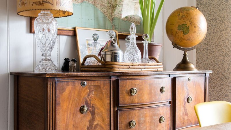 rénover un meuble en bois pour transformer en enfilade dans le salon