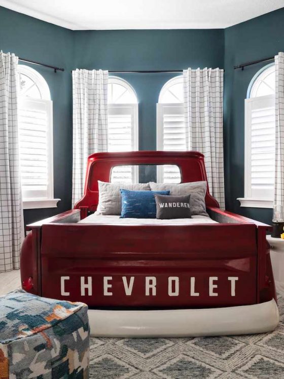 chambre garçon dans des tons bleus avec un lit en forme de pick-up
