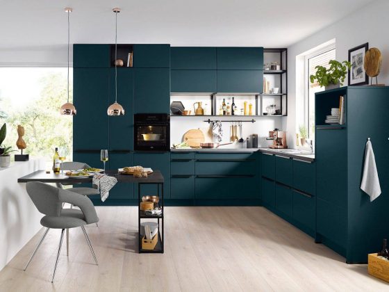 cuisine en L moderne avec beaucoup de rangements dans une couleur vert émeraude