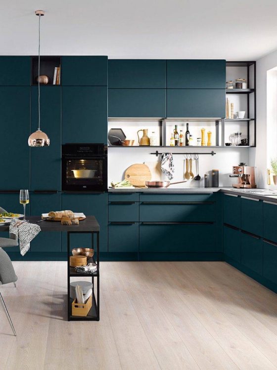 cuisine en L moderne avec beaucoup de rangements dans une couleur vert émeraude