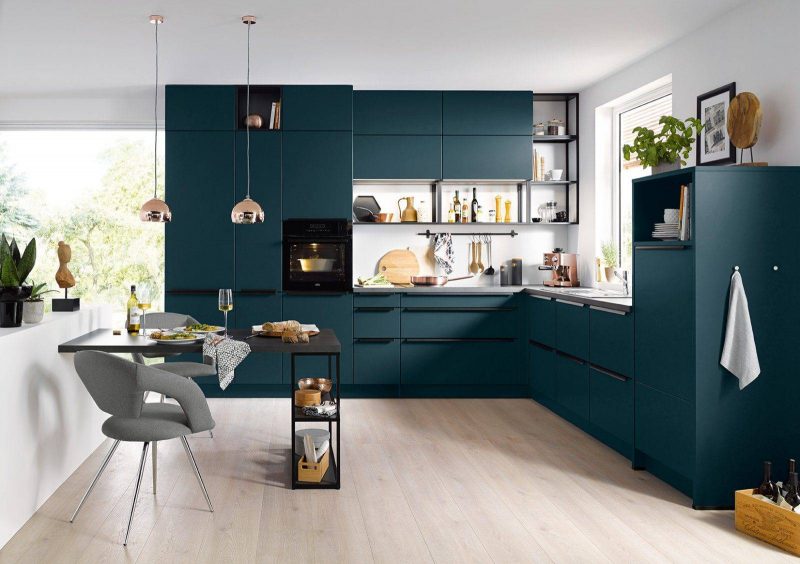 cuisine en L moderne avec beaucoup de rangements dans une couleur vert émeraude