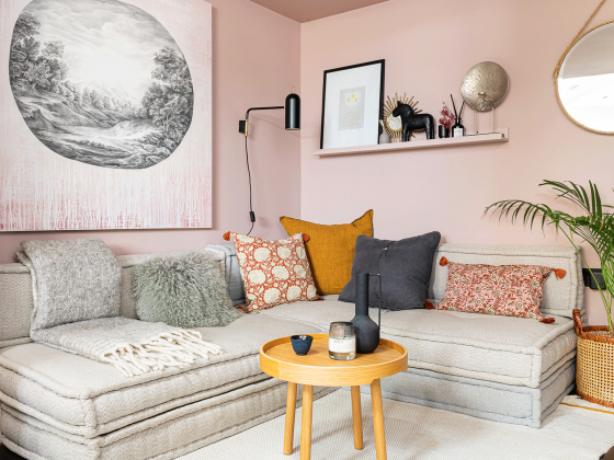 Un petit salon rose mis en valeur par les meubles design et la luminosité