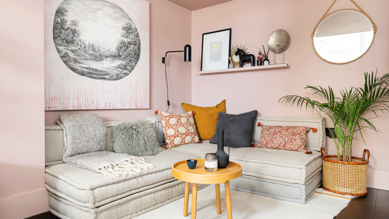 Un petit salon rose mis en valeur par les meubles design et la luminosité