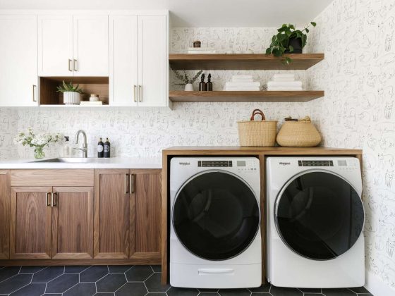 aménager une buanderie en bois de style scandinave avec rangements et évier