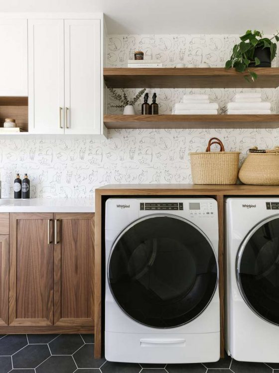 aménager une buanderie en bois de style scandinave avec rangements et évier