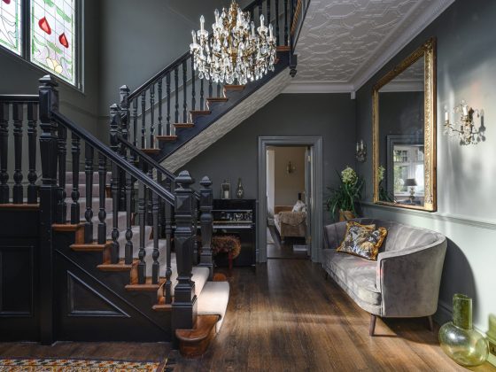 déco cage d'escalier dans le style victorien, avec du parquet, des vitraux et des moulures au plafond