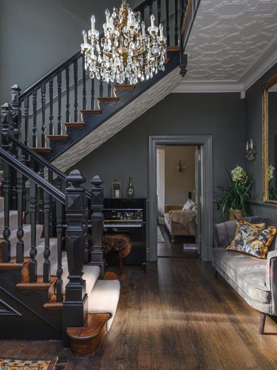 déco cage d'escalier dans le style victorien, avec du parquet, des vitraux et des moulures au plafond