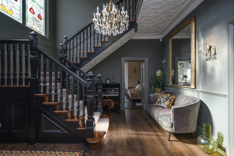 déco cage d'escalier dans le style victorien, avec du parquet, des vitraux et des moulures au plafond