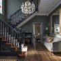 déco cage d'escalier dans le style victorien, avec du parquet, des vitraux et des moulures au plafond